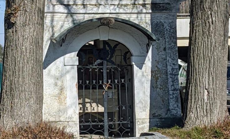 Die zwei Linden vor der Kapelle müssen leider gefällt werden. (Foto: Blöchl)