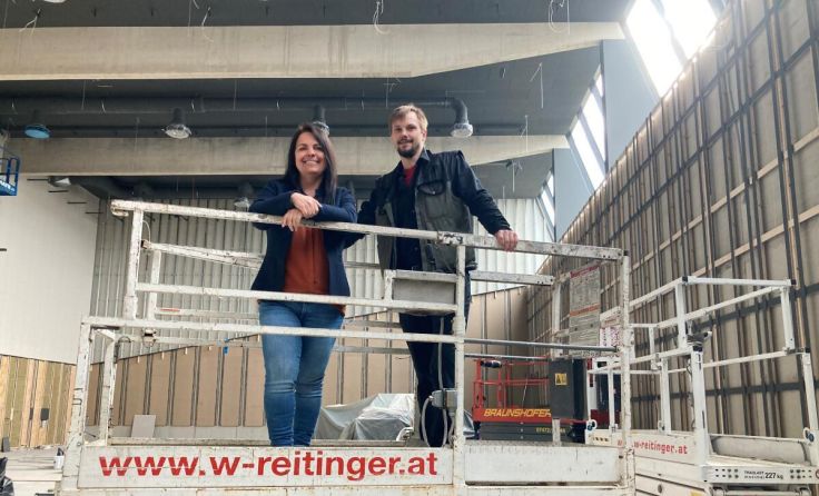 Ulrike Gruber und Peter Brandner freuen sich über den Baufortschritt. (Foto: Primeßnig)