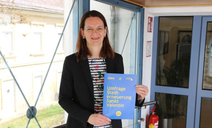 Bürgermeisterin Kerstin Suchan-Mayr mit einem Fragebogen (Foto: Nobert Mottas)