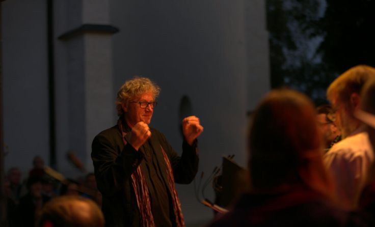 Alfred Hochedlinger wird die Kulturmedaille beim Konzert verliehen. (Foto: CPM)