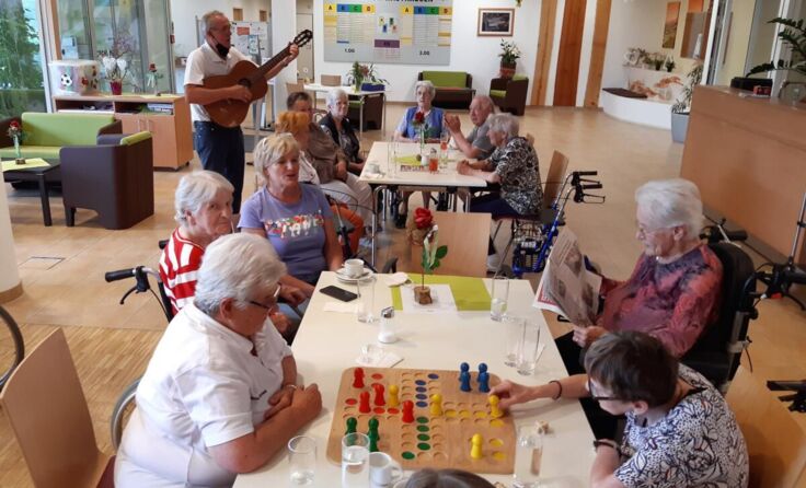 Besuchsdienst bietet Senioren Cafe mit Kaffeehausambiente an. (Foto: RK Perg)