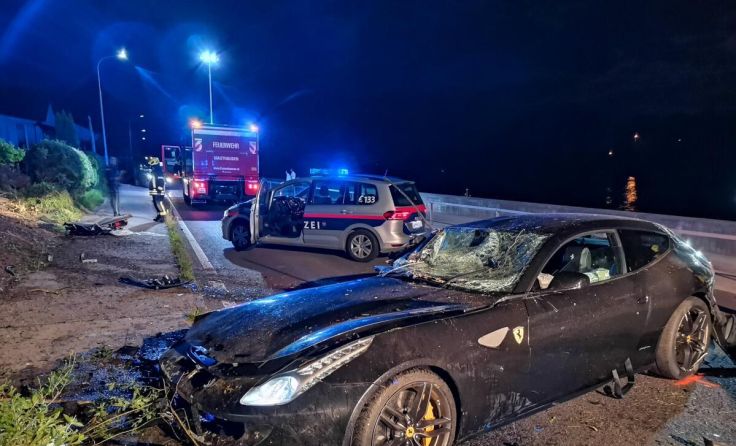 Ferrari kam von Straße ab. (Foto: FF Mauthausen)