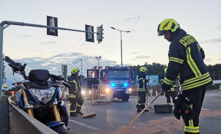 Unfall auf B3-Kreuzung in Mauthausen (Foto: FF Mauthausen)