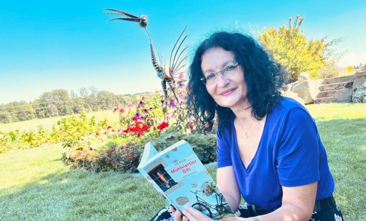 Krimiautorin Eva Reichlmit ihrem "Mühlviertler Gift" (Foto: Primeßnig)