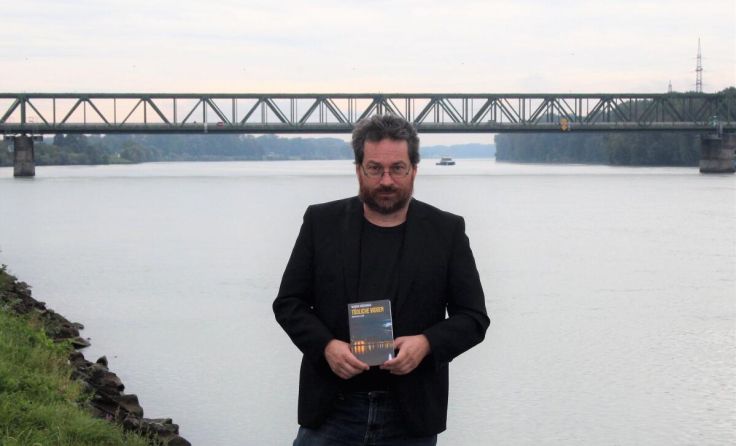 Werner Wöckinger nimmt die Donaubrücke ins Visier. (Foto: Wöckinger)