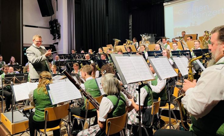 Kapellmeister Thomas Asanger und die Stadtkapelle Perg (Foto: mip)