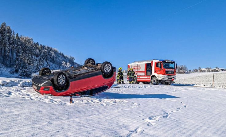 Fahrzeug landete auf dem Dach (Foto: FOTOKERSCHI.AT / BRANDSTÄTTER)