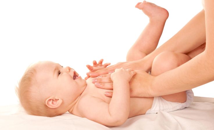 Massage für Kinder ab dem 1. bis zum 6. Monat (Foto: AdobeStock/Vitalinka)