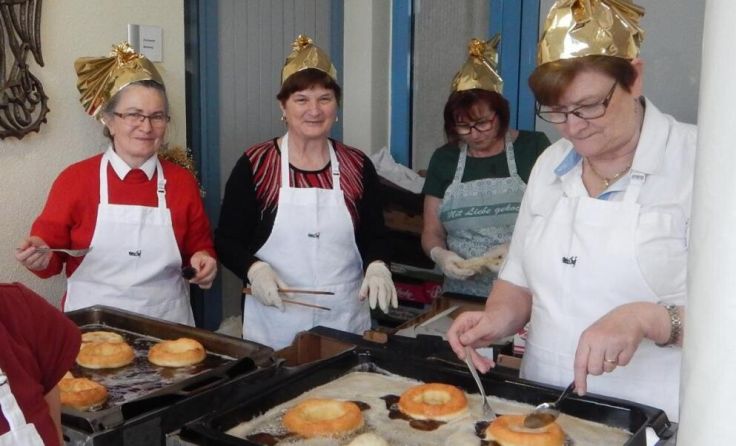 Die Goldhaubengruppe Naarn beim Krapfenbacken. (Foto: Goldhaubengr. Naarn)