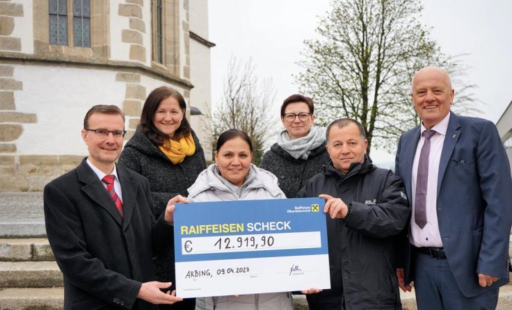 Spendenübergabe an Martin und Helga Buran am Ostersonntag vor der Kirche (Foto: Sylvia Schwab)