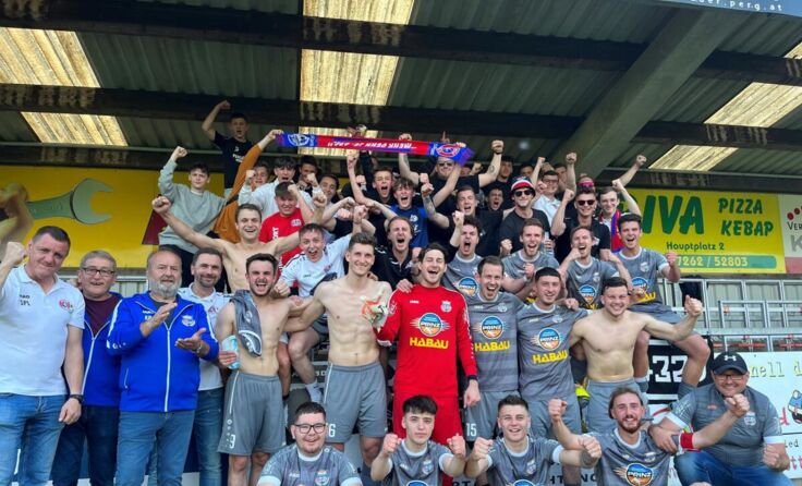 Die SPG Perg/Windhaag mit dem Fanclub (Foto: Primeßnig)