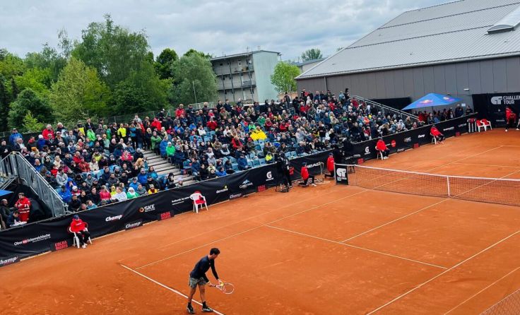 Volle Tribünen beim Viertelfinal-Spiel von Dominic Thiem in Mauthausen (Foto: Primeßnig)