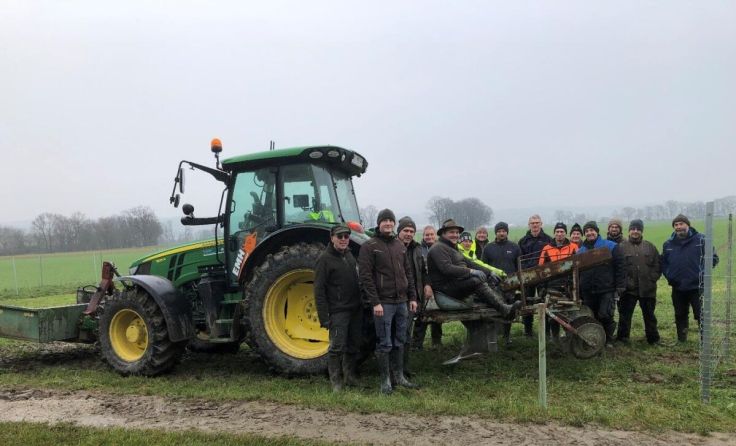 Pflanzarbeiten der Landwirte in Zusammenarbeit mit der Jägerschaft. (Foto: Land OÖ)