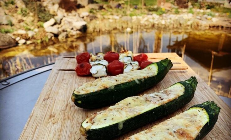 Zucchini-Schiffchen mit Feta (Foto: Friedl)