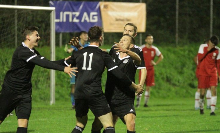 Rieder Torjubel nach dem 0:4 durch David Schachner (Nr. 11). (Foto: piedie)
