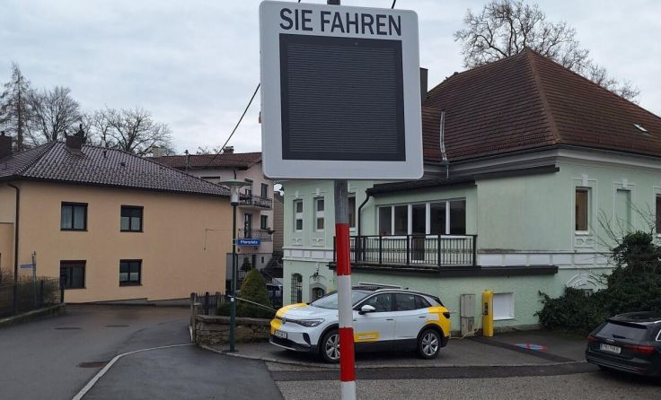 Das neue Geschwindigkeitsmessgerät wurde am Kirchenberg aufgestellt. (Foto: ÖVP Mauthausen)
