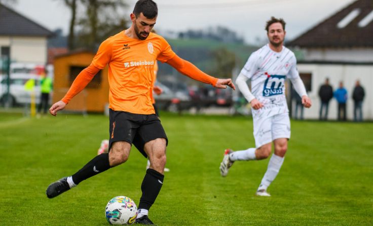 Mahmut Acuma fixierte mit einem Traumtor den Sieg für Schwertberg (Foto: astifoto)