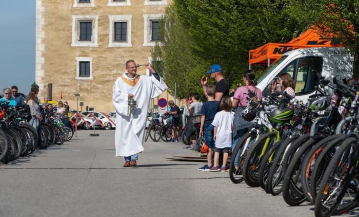 Segensspende durch Thomas Pree (Foto: Karl Klug)