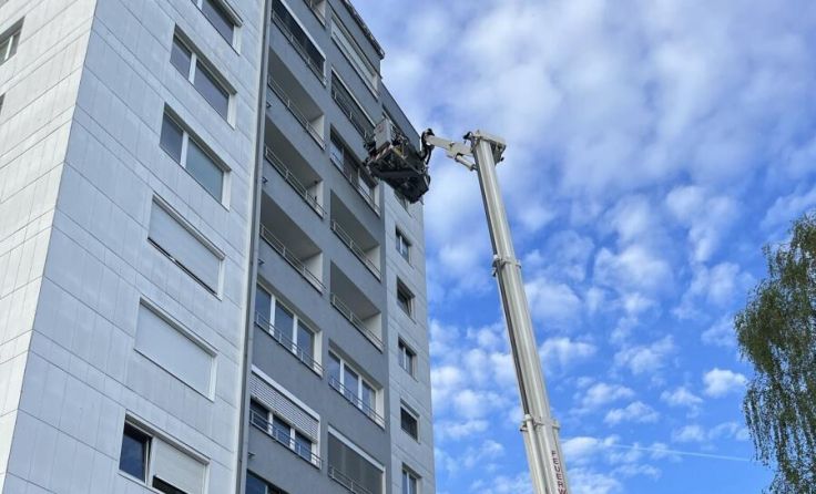 Rettung aus dem siebten Stock mit der Teleskopmastbühne. (Foto: Primeßnig)