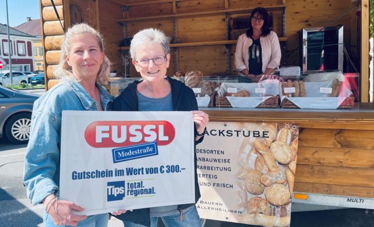 Linda Froschauer (Tips Perg) und die Gewinnerin Andrea Buchmayr. (Foto: Primeßnig)