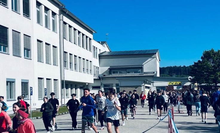 "Laufen für den guten Zweck" beim Perger Schulzentrum. (Foto: Primeßnig)