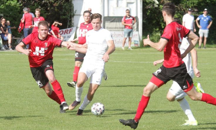Paul Hentschläger holte das 1:0 für Luftenberg (weiße Dress). (Foto: piedie)