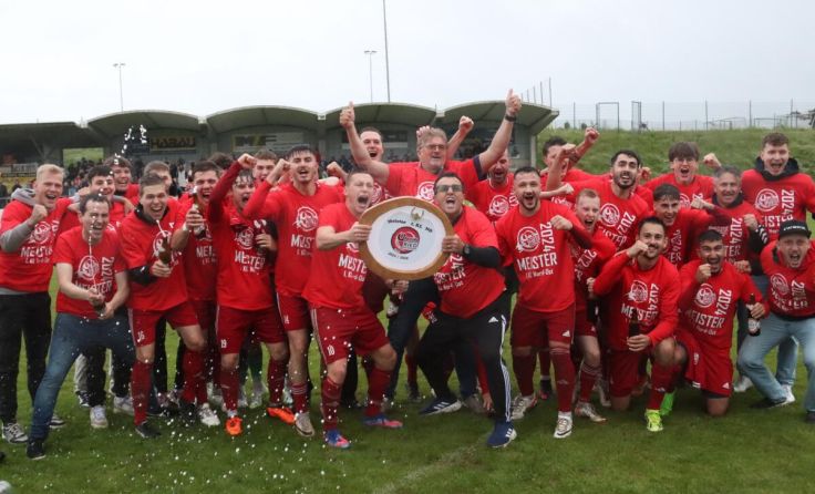 Jubel bei der Union Ried: Mannschaft steigt wieder in Bezirksliga auf. (Foto: Reinhold Bauer)