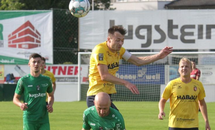 Perg-Kapitän Mario Ebenhofer über Friedburg-Kapitän Thomas Fenninger (Foto: piedie)
