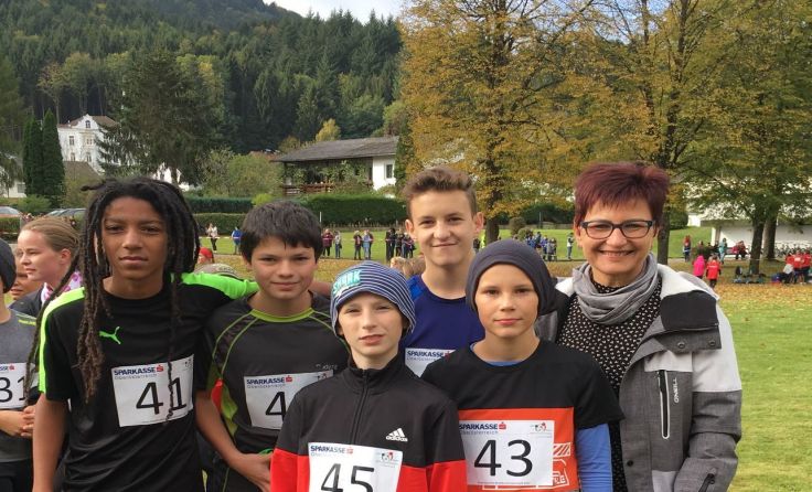 Die erfolgreiche Saxener Mannschaft mit ihrer Lehrerin Elfriede Steinkellner
