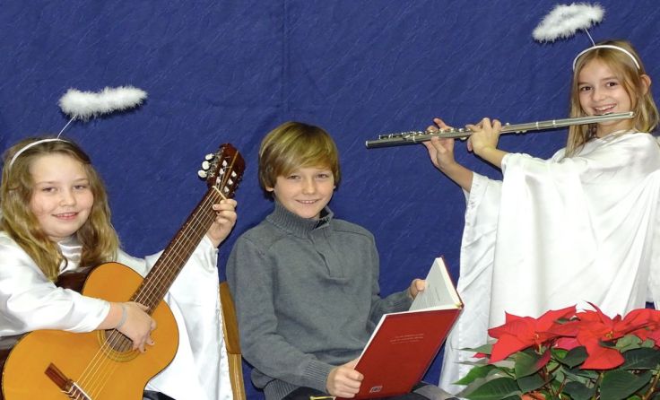 Marlene, Marvin und Sophia bei der Gestaltung des Höradventkalenders.
