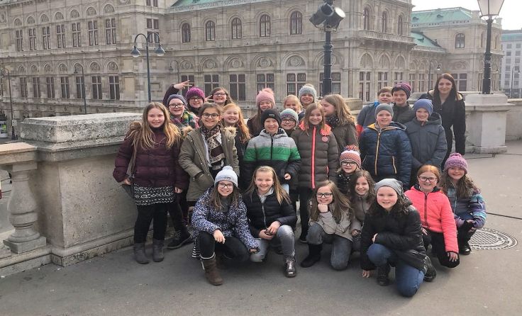 Die Schülerinnen und Schüler vor der Staatsoper