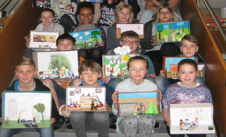 Die Schülerinnen und Schüler präsentieren stolz ihre Werke.