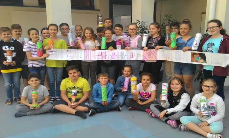 Die Schülerinnen und Schüler der 1. Klassen mit ihren Leserollen
