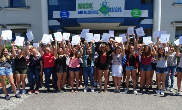 Die erfolgreichen Schülerinnen und Schüler mit ihren ECDL-Zeugnissen