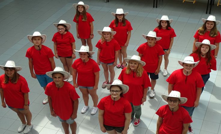 Die 4A-Klasse beim Einstudieren des Line-Dance für die Balleinlage.