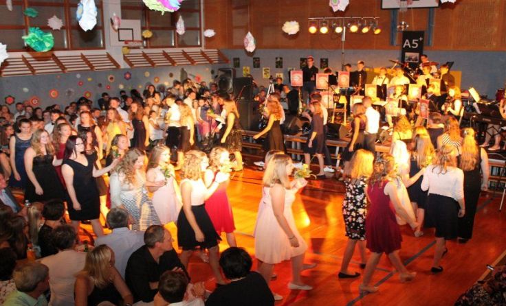 Die Abschlussklassen der Musikmittelschule bei der Eröffnungspolonaise.