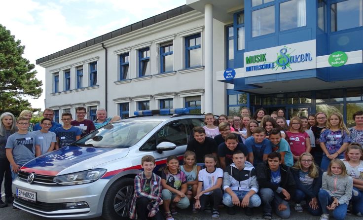 Die Schülerinnen und Schüler der 4. Klassen mit den Workshop-Leitern