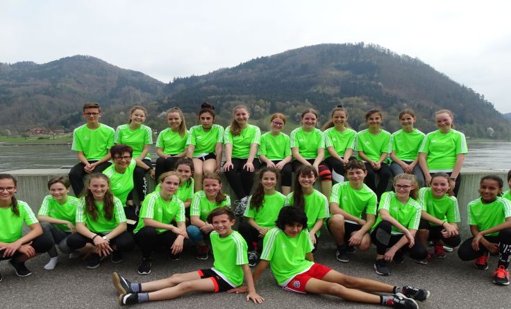 Die Schülerinnen und Schüler nach vollendetem Trainingslauf.