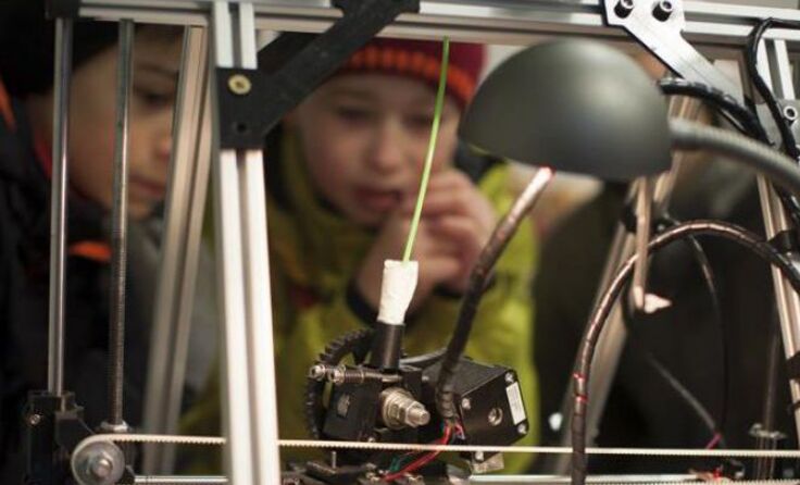 Spannend – nicht nur für Kinder: Aus Schnüren entsteht beim 3D-Druck ein Objekt.