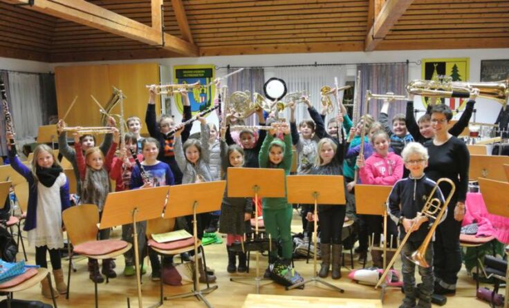 Dirigentin Ivonne Gschwandtner mit den engagierten Jungmusikern der Altmünsterer „Minimusi“.