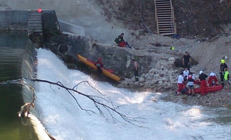 Beim Transport seines Kajaks stürzte ein Sportler in die Traun. Foto: Wasserrettung