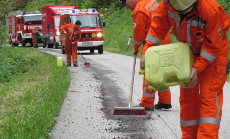 Für die Aufräumarbeiten wurden 24 Säcke Ölbindemittel verbraucht. Foto: A. Hippesroither