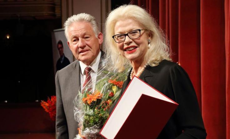 LH Josef Pühringer übergab Jutta Skokan den Berufstitel Professorin. Land OÖ/Grilnberger
