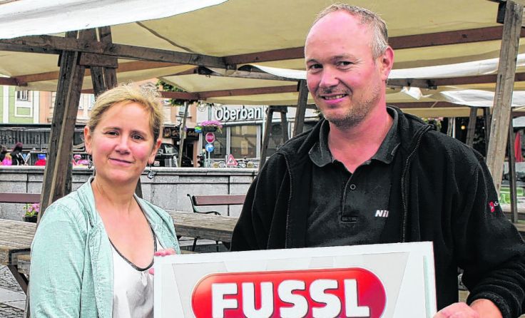 Gewinner Andreas Gillesberger und Tips-Redakteurin Daniela Tóth