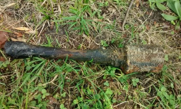 Die Handgranate war nach der langen Zeit im Wasser nicht mehr scharf. Foto: Polizei