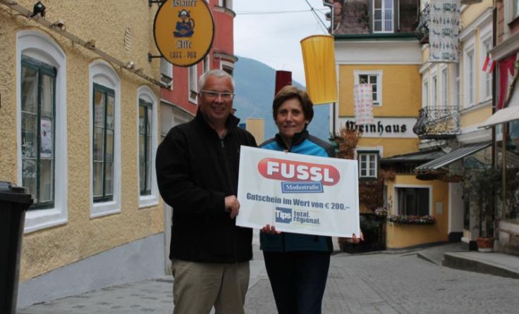 Gewinnerin Elfriede Holzinger und Tips-Redakteur Hans Promberger