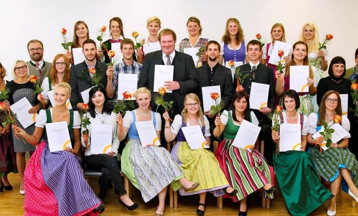 Freude bei der Überreichung der Diplome Foto: gespag