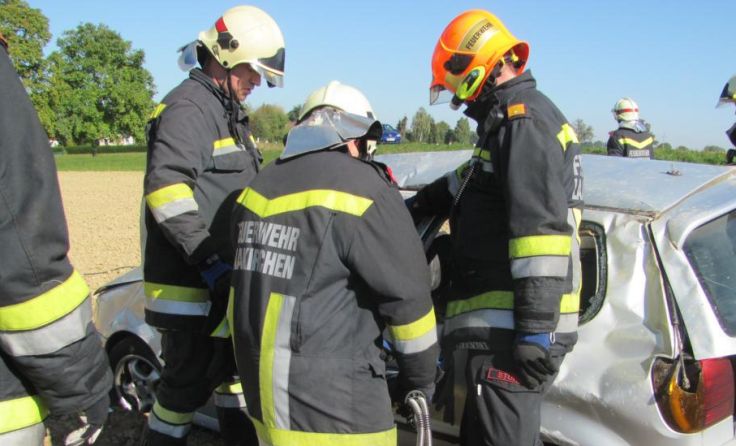 Bergung aus dem Unfallfahrzeug Foto: FF Laakirchen