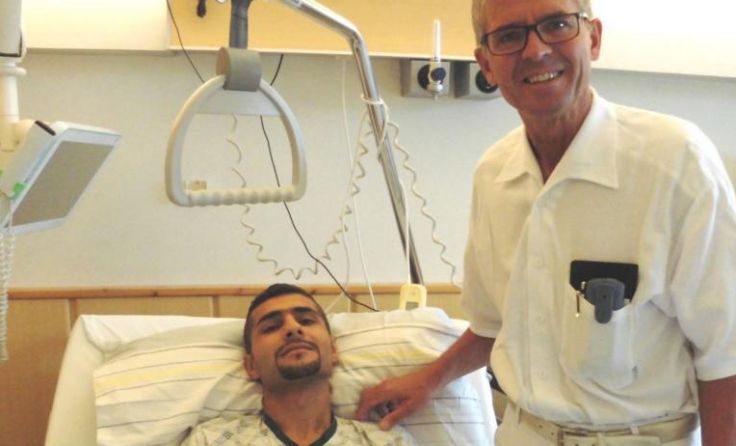 Primar Dr. Roman Rieger mit Hassan M. nach der erfolgreichen Operation. Foto: gespag
