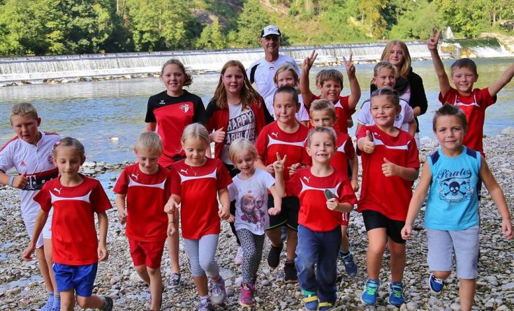 Die Schüler stehen schon in den Startlöchern für den Wasserlauf. Foto: Hörmandinger